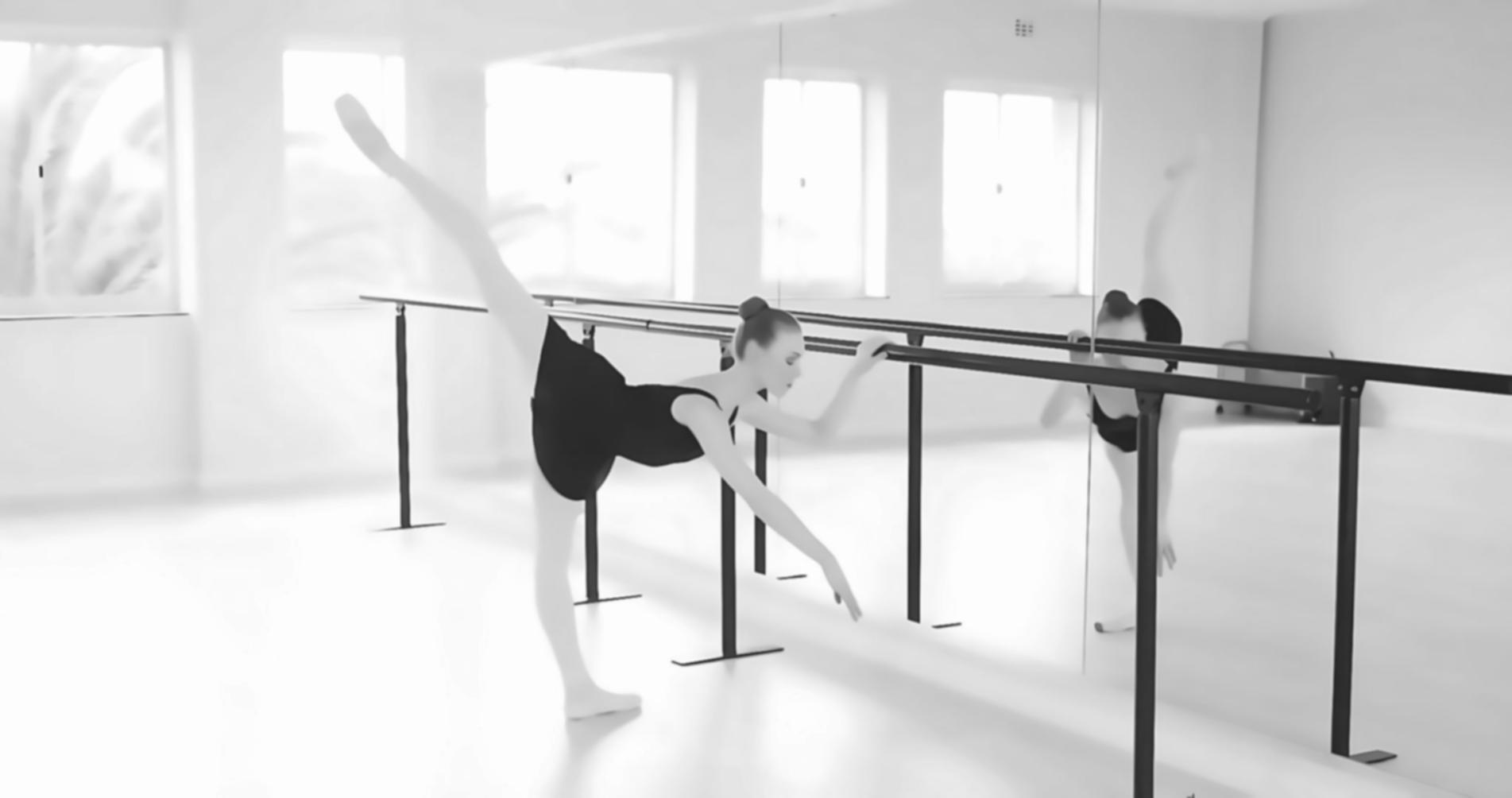Sala da ballo con specchi e atmosfera elegante