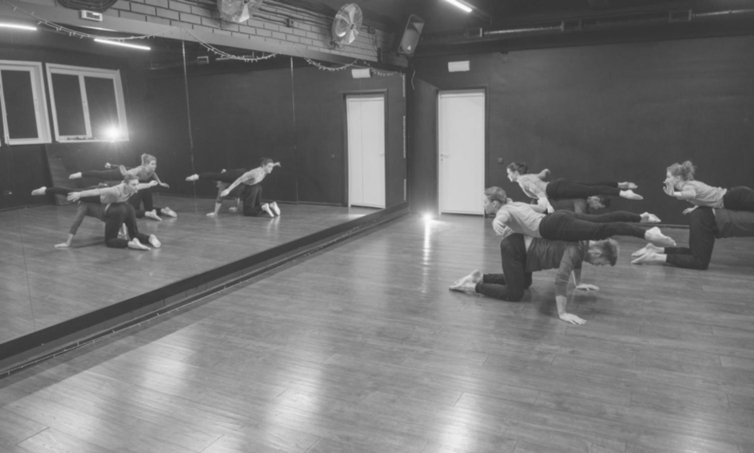 Coppia di ballerini che danzano insieme in studio